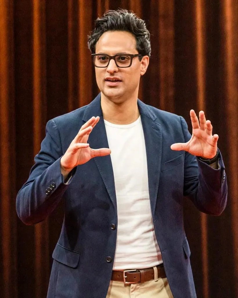 Koni Arora auf der Bühne